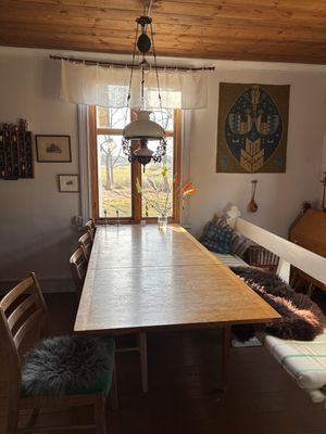 Hyr denna stuga i Hellvi på 90 m². 6-10 sängplatser. Från 10 000 kr per vecka. Se bilder och tillgänglighet här.