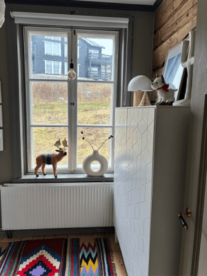 sovrum 3 med våningssäng. Fönster mot skidtransporten 5m utanför huset.