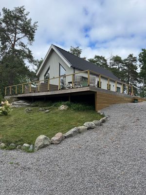 Nybyggd stuga, charmigt läget och nära till havet.