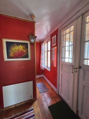 Stora ingången - mot trappan upp till övre plan