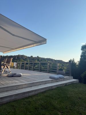 Hyr denna stuga i Fjällbacka på 160 m². 9-10 sängplatser. 15 500 - 24 500 kr per vecka. Se bilder och tillgänglighet här.