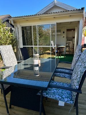 Hyr denna stuga i Köpingsvik på 25 m². 4-6 sängplatser. 5 000 - 6 000 kr per vecka. Se bilder och tillgänglighet här.
