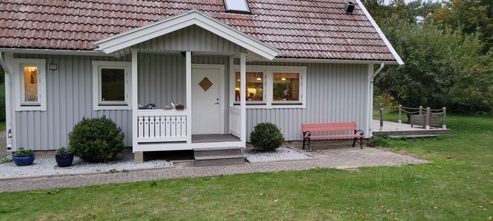 Hyr denna stuga i Baskemölla på 110 m². 6 sängplatser. 9 000 - 15 000 kr per vecka. Se bilder och tillgänglighet här.