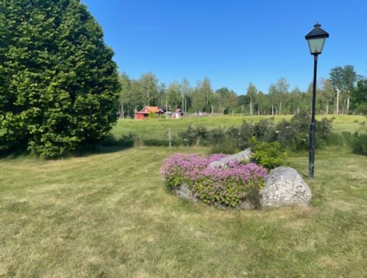 Hyr denna stuga i Väddö på 71 m². 4-6 sängplatser. 6 800 - 8 000 kr per vecka. Se bilder och tillgänglighet här.