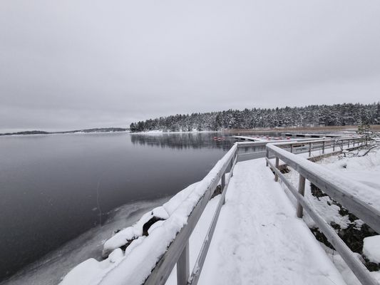 Vinterbonad stuga perfekt för en semester på vintern. Det finns skidspår i Säffle och skidbackar i Åmål och Grums.