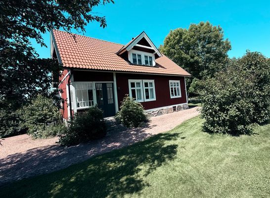 Hyr denna stuga i  på 70 m². 6 sängplatser. 5 500 - 6 500 kr per vecka. Se bilder och tillgänglighet här.
