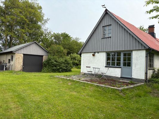 Hyr denna stuga i  på 65 m². 4-6 sängplatser. 3 700 - 4 200 kr per vecka. Se bilder och tillgänglighet här.