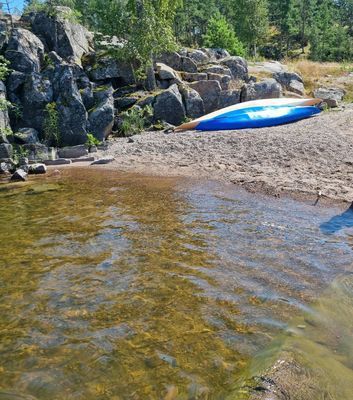 Liten badplats med grus, sandstrand