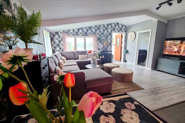Charmig villa med sjöutsikt över Anten – Gräfsnäs
