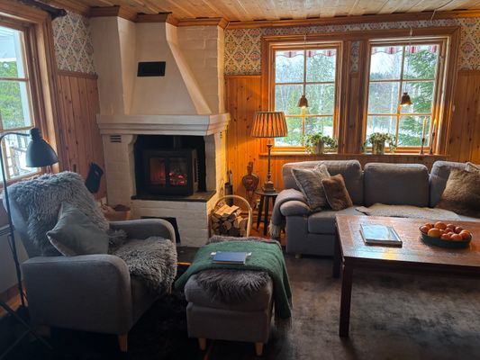 Ombonad stuga vid spår och sjö i Harsa - Bild 6