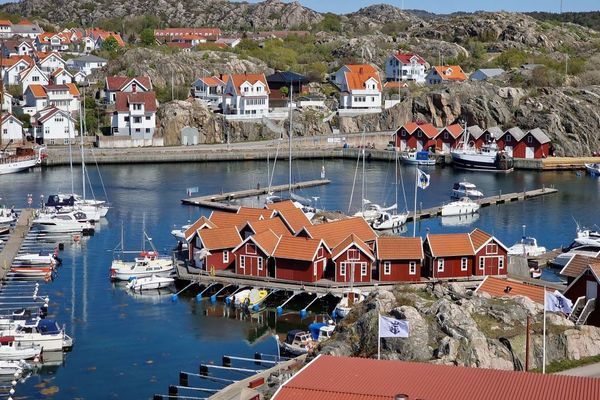 Hyr denna stuga i Västkusten på 160 m². 12-14 sängplatser. 13 990 - 15 990 kr per vecka. Se bilder och tillgänglighet här.