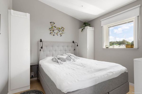 Hyr denna stuga i  på 38 m². 4 sängplatser. 10 500 - 24 500 kr per vecka. Se bilder och tillgänglighet här.