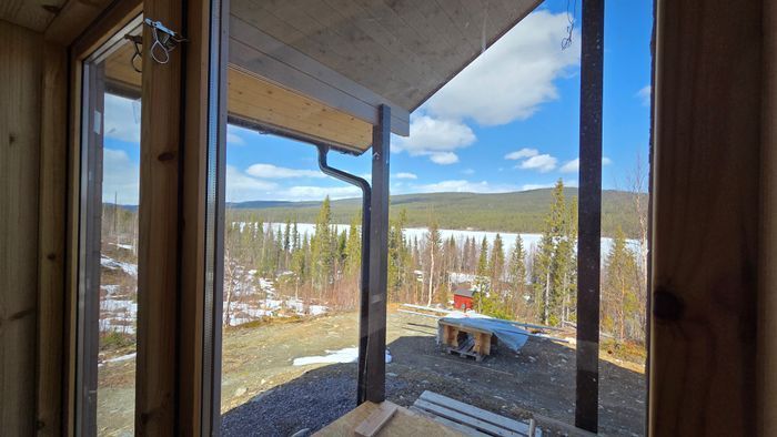 Nybyggd timrat stuga i Juktådalen