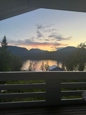 Stuga med fjäll- och sjöutsikt, bastu, och kamin - Bild 18