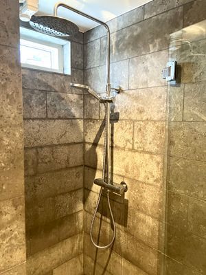 Designat badrum med moderna detaljer och dusch samt tvättmaskin