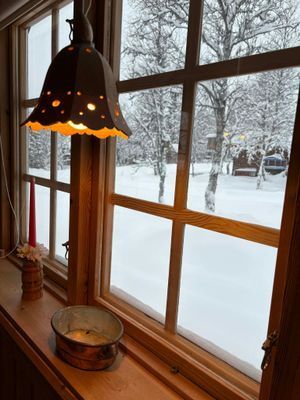 Hyr denna stuga i  på 76 m². 6 sängplatser. 6 000 - 10 000 kr per vecka. Se bilder och tillgänglighet här.