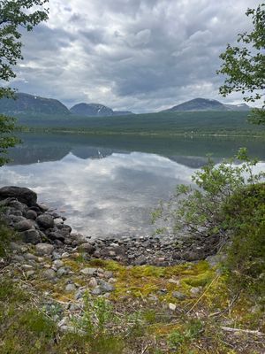 Stuga med fjäll- och sjöutsikt, bastu, och kamin - Bild 20