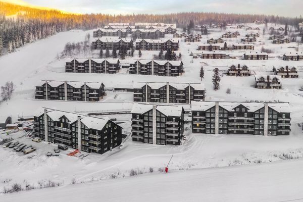 Hyr denna stuga i  på 75 m². 6 sängplatser. Från 24 000 kr per vecka. Se bilder och tillgänglighet här.