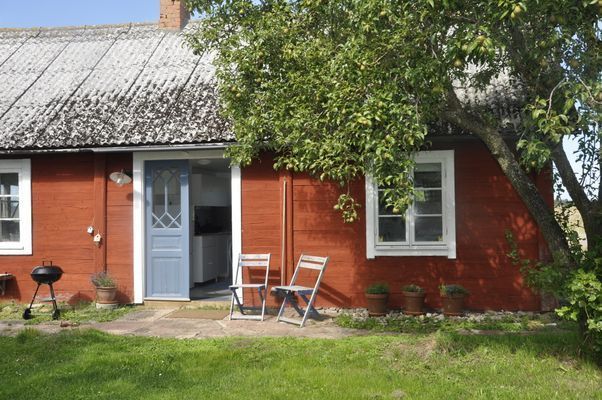 Hyr denna stuga i  på 35 m². 2-3 sängplatser. 4 500 - 5 500 kr per vecka. Se bilder och tillgänglighet här.