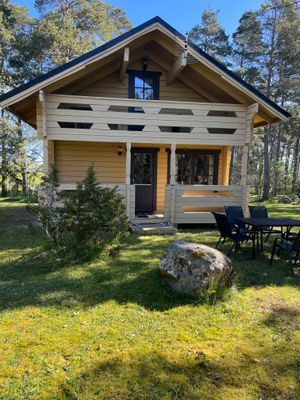 Hyr denna stuga i  på 90 m². 8-10 sängplatser. Från 10 000 kr per vecka. Se bilder och tillgänglighet här.