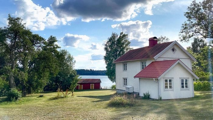 Hyr denna stuga i Loftahammar på 190 m². 12-21 sängplatser. 20 000 - 30 000 kr per vecka. Se bilder och tillgänglighet här.