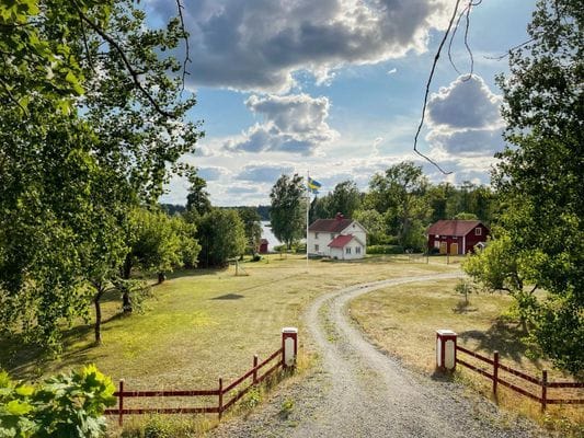 Idyllisk gård med sjötomt