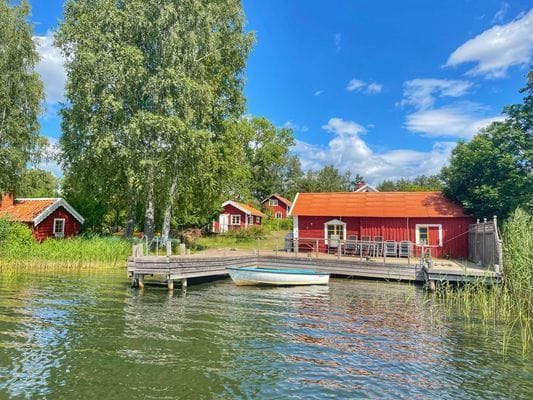 Idyllisk gård med sjötomt - Bild 23