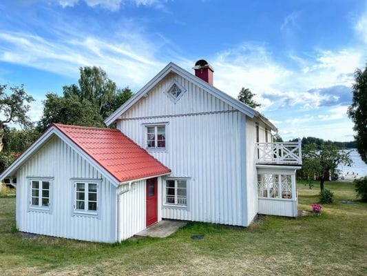 Idyllisk gård med sjötomt