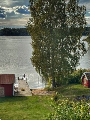 Idyllisk gård med sjötomt - Bild 24