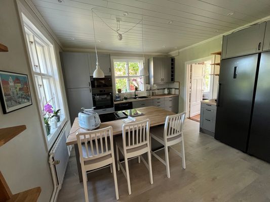 Villa med separat gårdshus - Bild 9