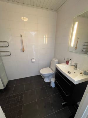 Hus på Hönö precis vid Jungrufviken och havet - Bild 16