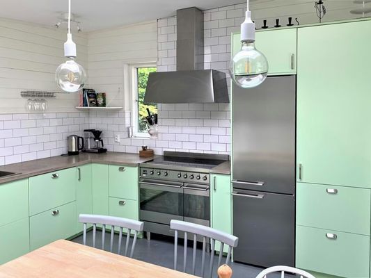 Modernt kök med stor bänkyta och fina vitvaror