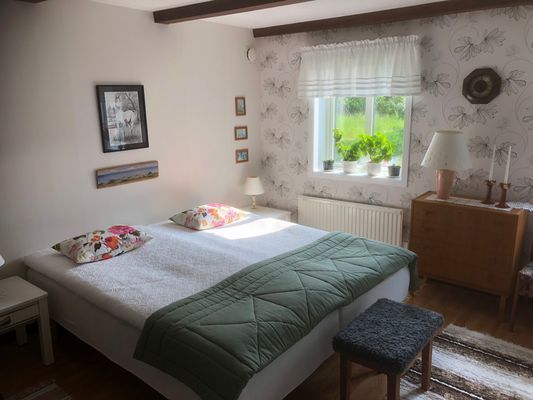 Hyr denna stuga i Klintehamn på 22 m². 2-3 sängplatser. 4 000 - 6 000 kr per vecka. Se bilder och tillgänglighet här.