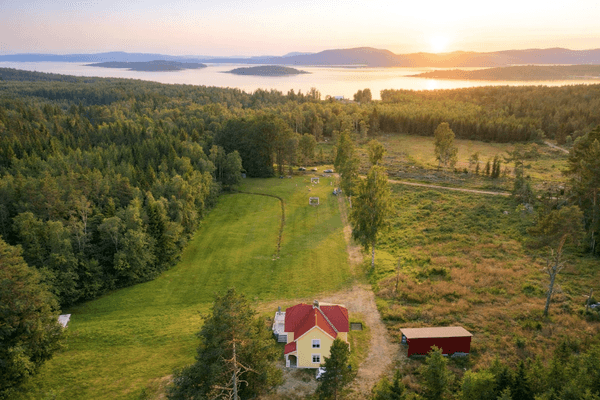 Hyr denna stuga i Ulvön på 125 m². 4-8 sängplatser. 9 450 - 10 150 kr per vecka. Se bilder och tillgänglighet här.