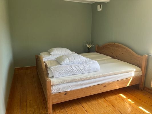 Separat sovrum med dubbelsäng på nedanvåningen.