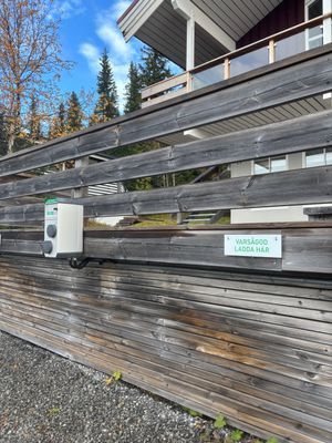 Möjlighet att ladda elbil hos grannen på Övre Hermelinen 11 i mån av plats
