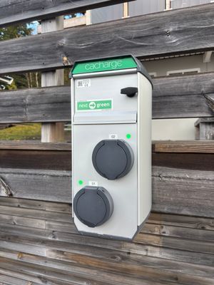 Hos grannen på Övre Hermelinen 11 kan du ladda din bil via app i mån av plats