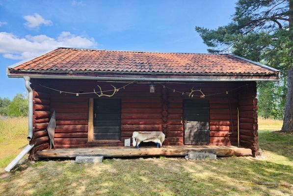 Charmig gård vid vatten med bastu och utedusch - Bild 16