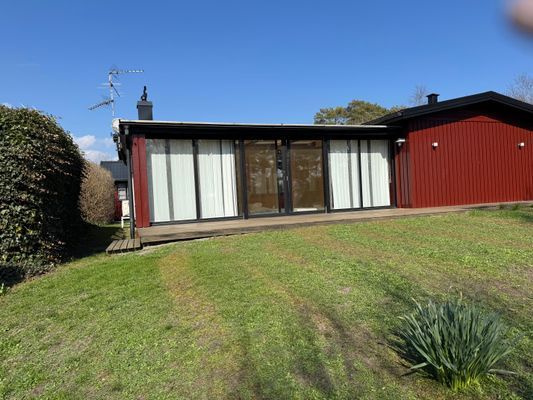 Hyr denna stuga i Nybrostrand på 70 m². 5 sängplatser. 10 500 - 12 000 kr per vecka. Se bilder och tillgänglighet här.