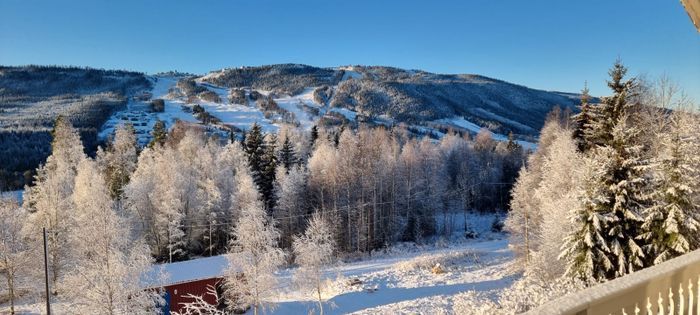 Hus med utsikt över skidbacken (4 minuter med bil)