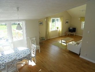 Hyr denna stuga i Värmdö på 80 m². 4-6 sängplatser. 8 000 - 11 000 kr per vecka. Se bilder och tillgänglighet här.
