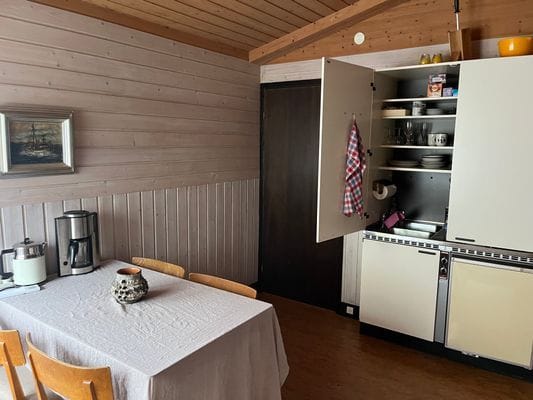 Hyr denna stuga i Smögen på 30 m². 2 sängplatser. 1 300 - 1 500 kr per dag. Se bilder och tillgänglighet här.