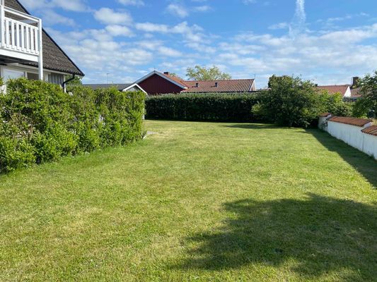 Stor plan gräsmatta med plats för lek
