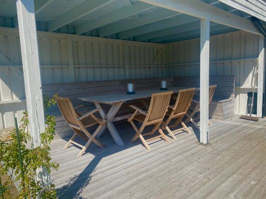 Matplats ute under tak med plats för 10 personer