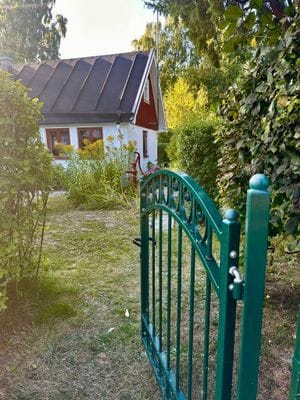Hyr denna stuga i Skateholm på 60 m². 7-8 sängplatser. 11 000 - 15 000 kr per vecka. Se bilder och tillgänglighet här.