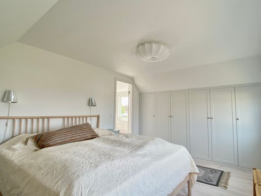 Master bedroom med dubbelsäng (180 cm) och rymliga garderober