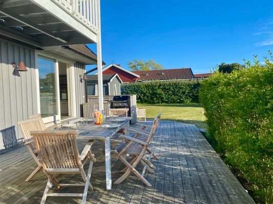 Matplats ute med grillplats och kvällssol