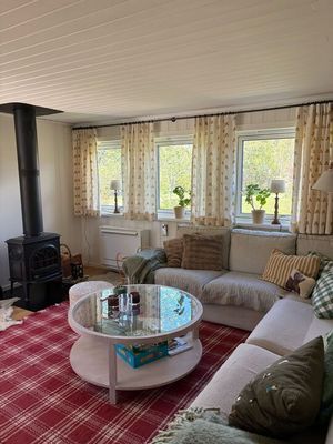 Hyr denna stuga i  på 70 m². 6 sängplatser. Från 16 500 kr per vecka. Se bilder och tillgänglighet här.