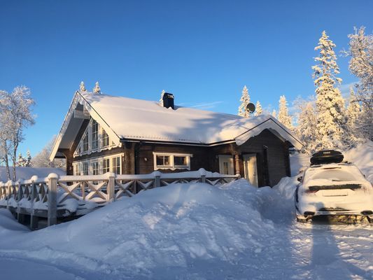 Hyr denna stuga i Edsåsdalen på 90 m². 6 sängplatser. 7 500 - 11 000 kr per vecka. Se bilder och tillgänglighet här.