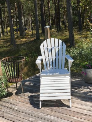 Skön vilstol på trädäcket